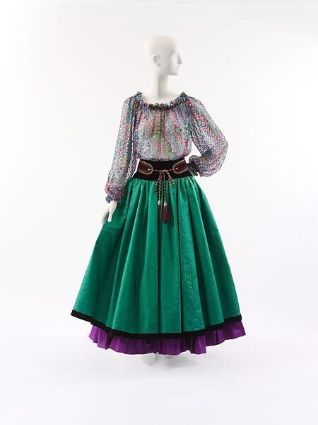 Blusa estampada, faja y falda verde