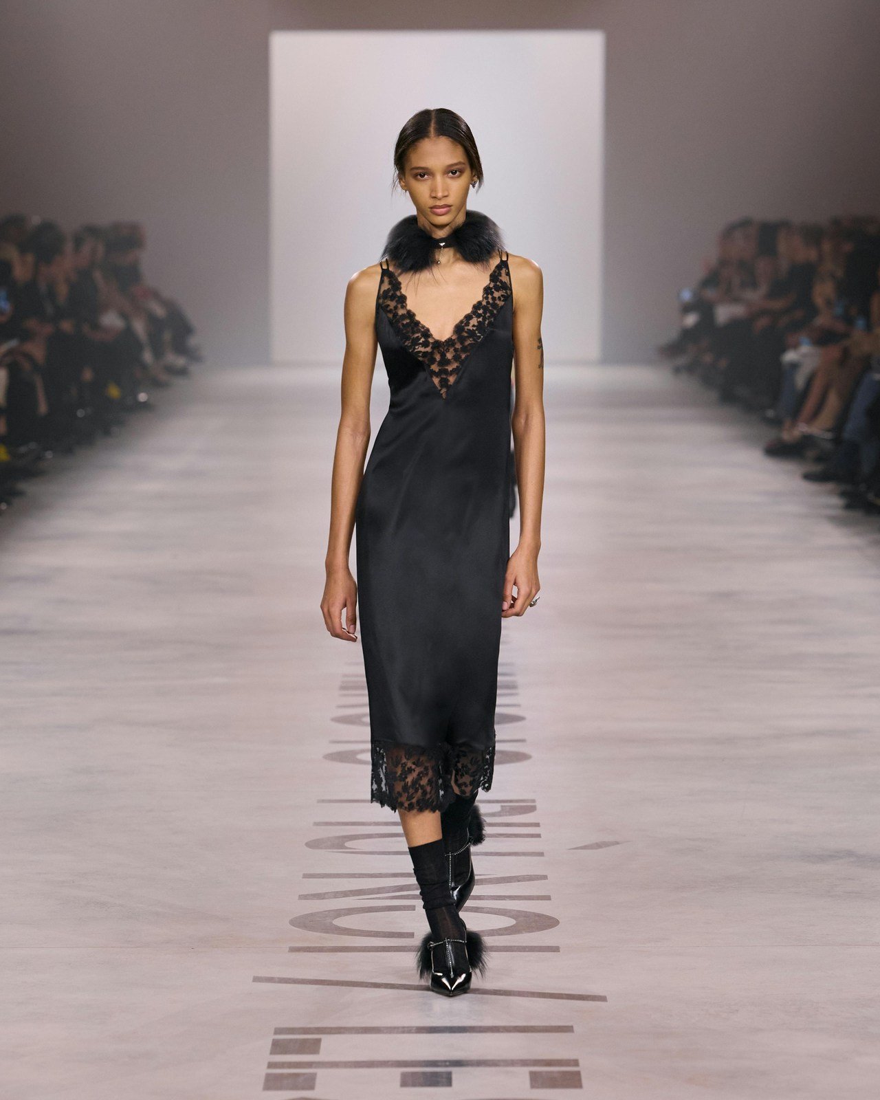 Maria Grazia Chiuri, otoño-invierno 2026–2027: vestido negro