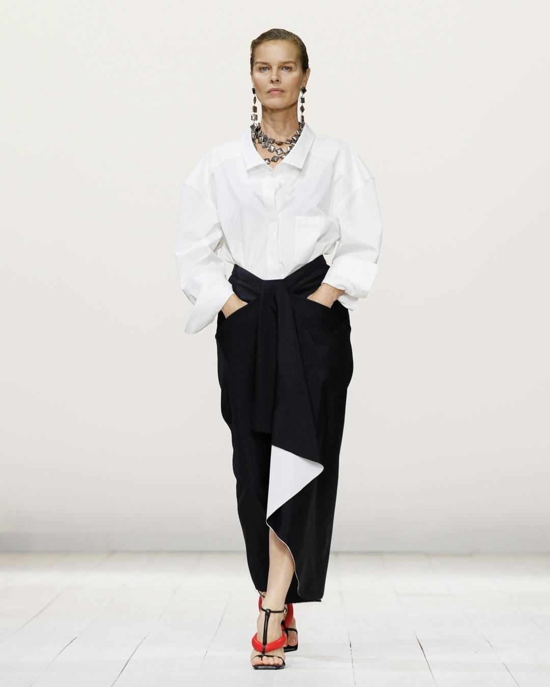 Sarah Burton, primavera-verano 2026: camisa y pieza envolvente