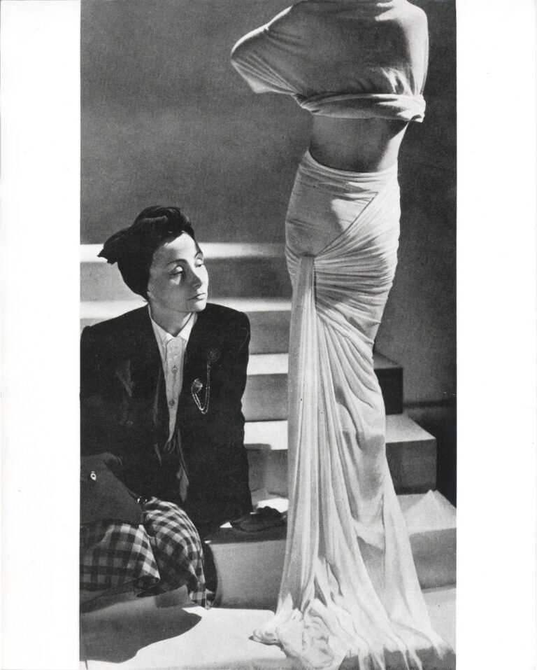 Madame Grès junto a un vestido, años sesenta