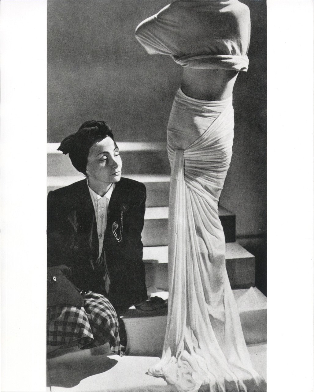 Madame Grès junto a un vestido, años sesenta